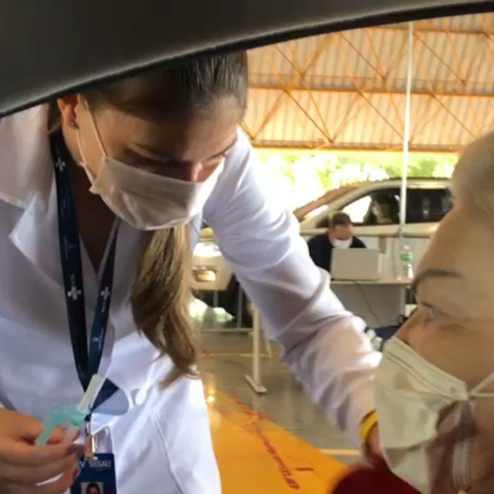 Mãe de apresentador do SBT recebe a primeira dose da vacina contra Covid-19 na capital