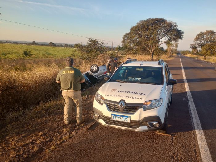 Agentes do Detran-MS prestam apoio a sinistro na BR-262 e demonstram preparo além da rotina de fiscalização