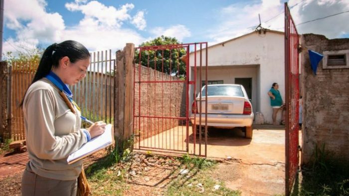 Agentes percorrem casas e comércios reforçando orientações sobre medidas de prevenção e combate à dengue