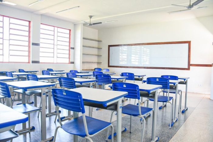 Alunos e servidores vão iniciar ano letivo com novos mobiliários, incluindo substituição de carteiras escolares