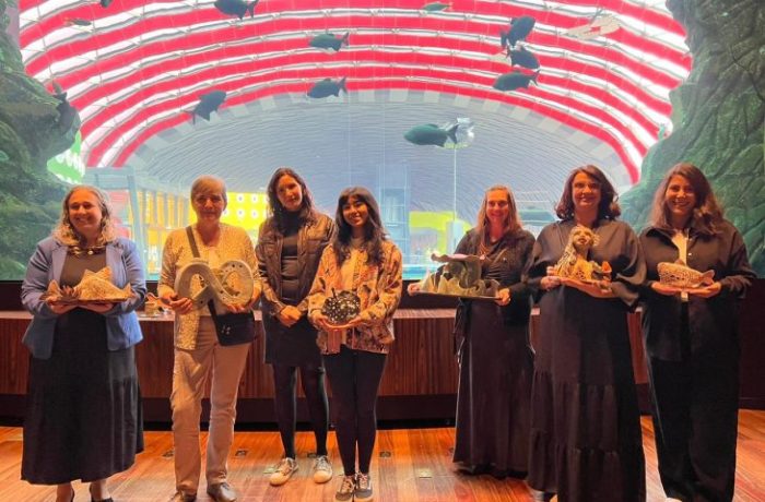 Artesãos criam peças em cerâmica representando peixes do Bioparque; obras estão em exposição no local