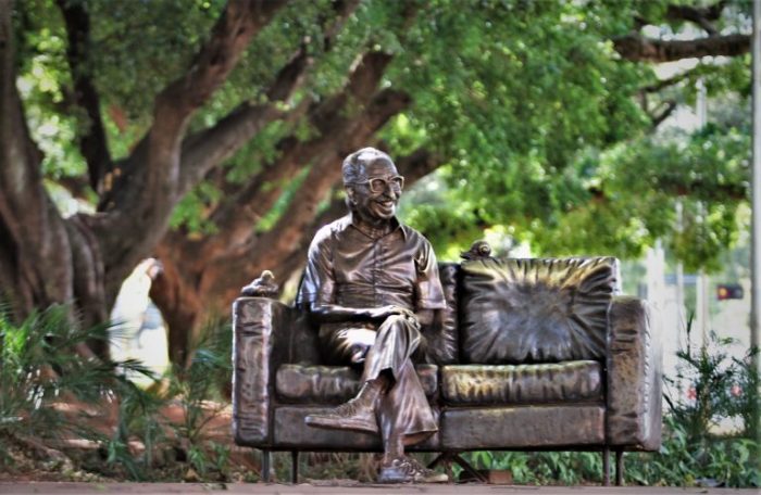 Biblioteca Isaias Paim faz exposição em comemoração aos 107 anos do nascimento de Manoel de Barros