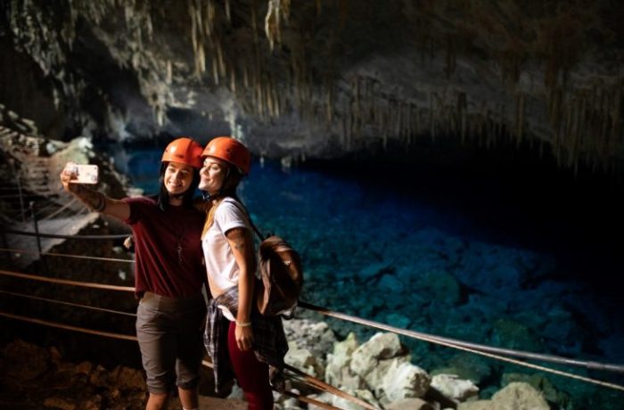 Bonito-Gruta-do-Lago-Azul-casal-LGBT-Andre-Patroni