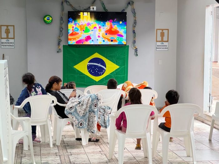 Buscando recomeço, famílias migrantes acham abrigo na Capital
