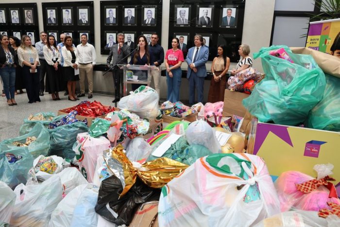 Caixa Encantada ALEMS arrecada quase 2 mil brinquedos e espalha magia neste Natal