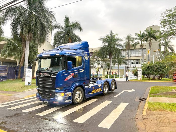 Caminhões da Fórmula Truck chegam à Capital e pilotos são recepcionados no Paço Municipal