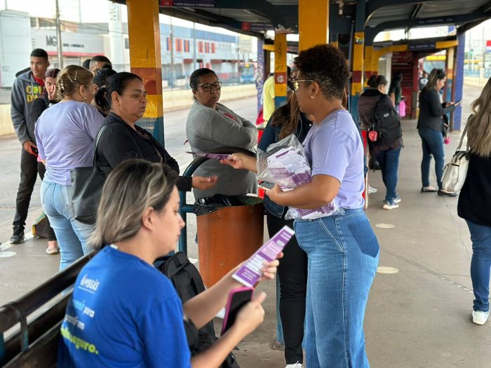 Campanha Agosto Lilás tem distribuição de mil panfletos em terminais de Campo Grande