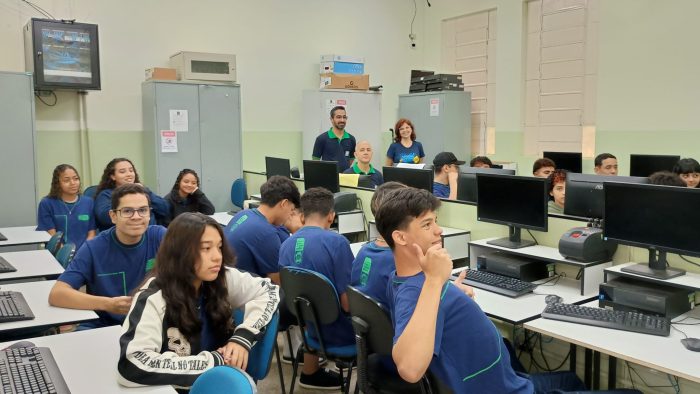 Campanha educativa do Detran-MS promove troca entre acadêmicos de medicina e jovens do Ensino Médio