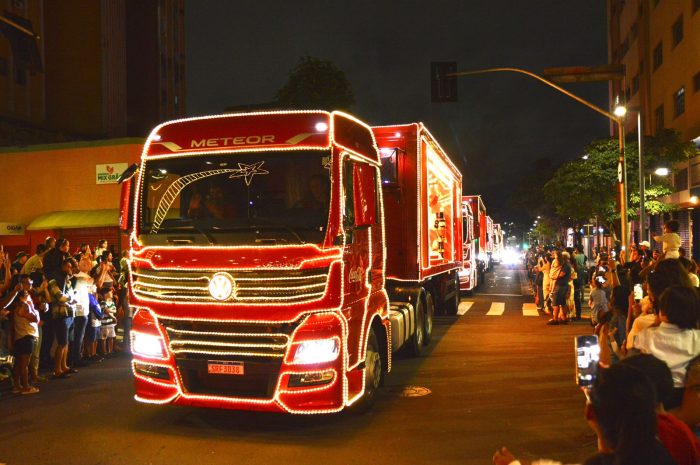 Caravana da Coca-Cola reúne cerca de 8 mil pessoas na região central de Campo Grande