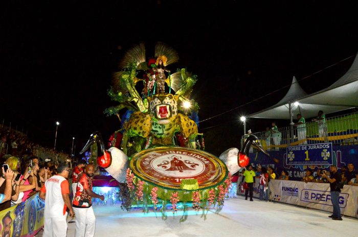 Carnaval reúne 15 mil pessoas no primeiro dia de desfiles