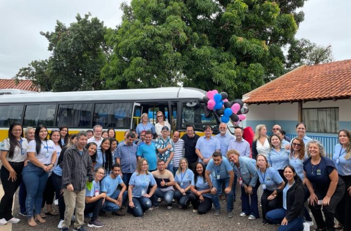 Com parceria do Governo de MS, Apae de Dourados recebe micro-ônibus adaptado