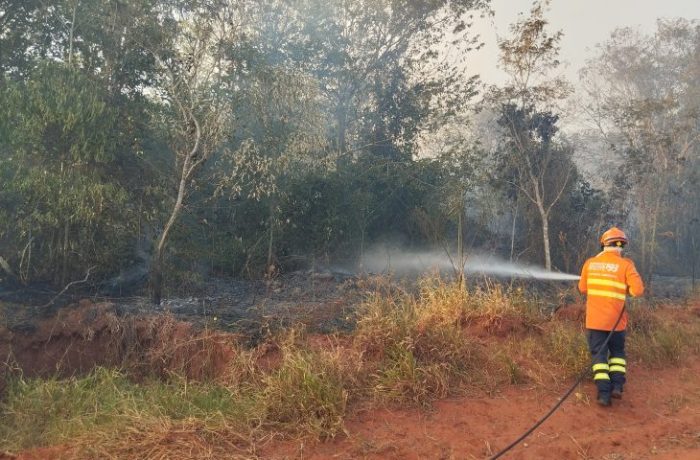 Corpo de Bombeiros combate incêndio florestal na região de Itaquiraí