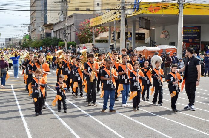 Desfile cívico reúne 61 instituições nos 127 anos da Capital