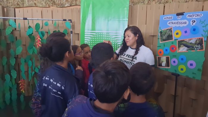 Detran apresenta ação educativa em feira ambiental, em Bonito