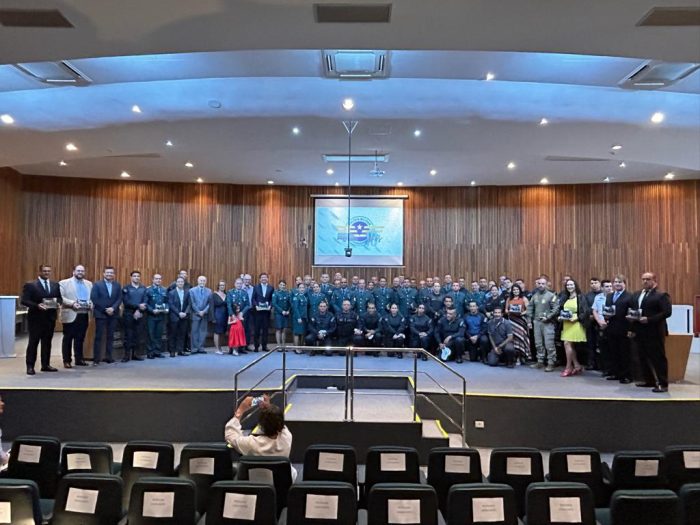 Diretora de Educação do Detran recebe homenagem em solenidade de 10 anos do BPTran