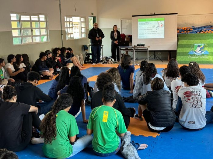 Educadores do Detran de Naviraí realizam ação em escola sobre circulação de patinetes e bicicletas