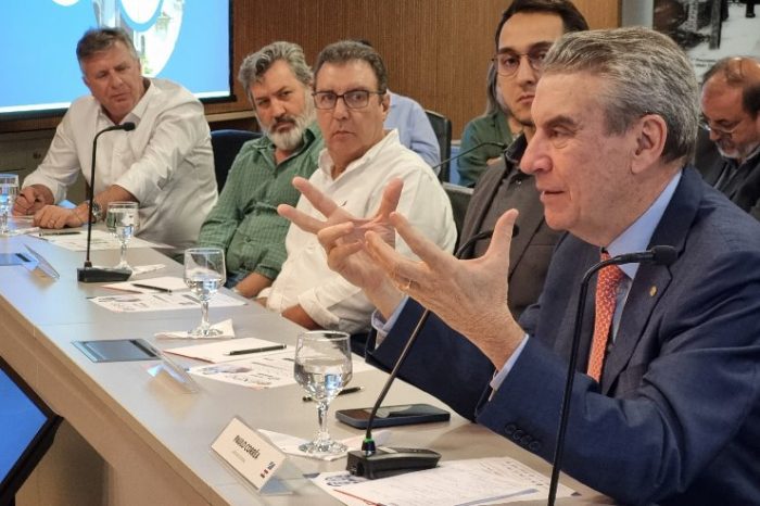 Em reunião com ministro