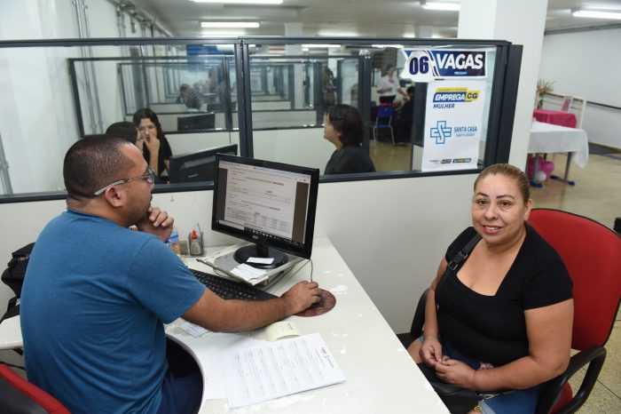 Emprega CG – Mulher atende mais de cem candidatas