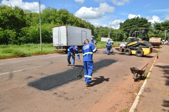 Equipes intensificam operação tapa-buracos e miram até 2 mil reparos diários nas vias