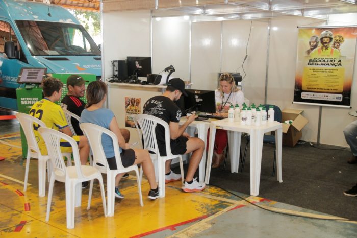 Evento do Detran-MS, voltado motociclistas, reúne centenas de pessoas no Aero Rancho