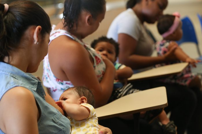 Brasília - Lorrane Paiva partcipa com seu bebê do mamaço”  em plena estação de metrô de Samambaia, como forma de superação ao que ainda resta de preconceito contra um gesto natural. O ato também servirá de abertura para a campanha Incentive a Vida.( Elza Fiuza/Agência Brasil)
