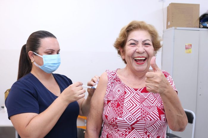 Feriado de Natal tem plantão de vacinação e testagem em duas unidades