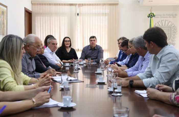 Governador-Eduardo-Riedel-recebe-prefeita-de-Navirai-Rhaiza-Mattos-e-outros-prefeitos-da-regiao-Foto-Alvaro-Rezende