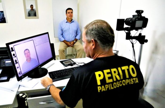 Governador faz novo RG e destaca que documento é gratuito à população