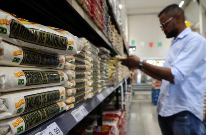Governo-reduziu-impostos-de-produtos-da-cesta-basica-farinha-de-mandioca-Foto-Alvaro-Rezende