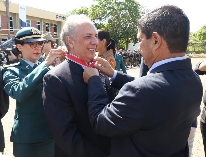 Honrarias da PMMS são entregues a servidora e diretor-presidente do Detran-MS