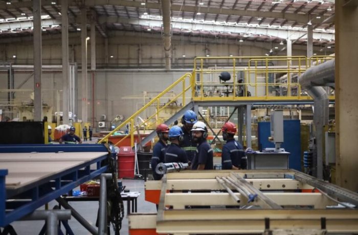 MS gerou 1.938 empregos formais no bimestre, com destaque para Construção e Serviços
