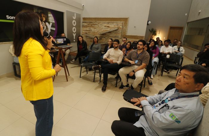 Maio Amarelo Detran-MS leva dinâmica com óculos simuladores e palestra de trânsito seguro a EVO Evolução Urbana