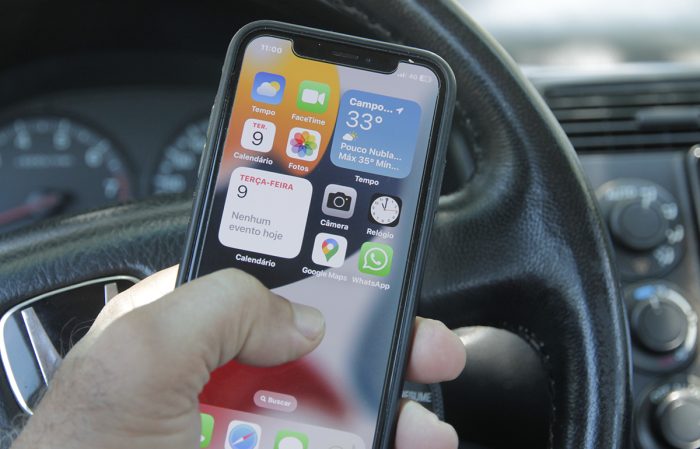 Mais de 35 mil condutores foram flagrados em 2023 conduzindo veículo e utilizando o celular