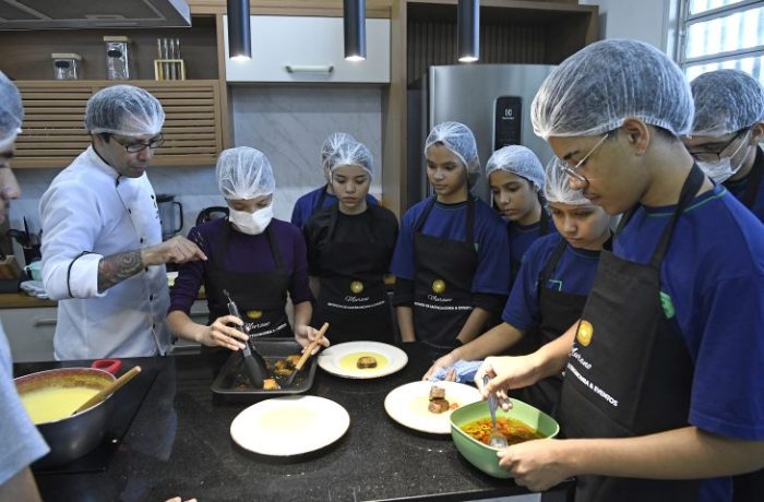 Master Chef na Rede Estadual alunos aprendem gastronomia e sonham com sucesso na carreira profissional