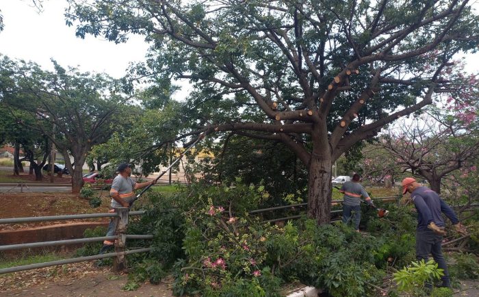 Mesmo com chuva, equipes mantêm serviços de limpeza na Capital