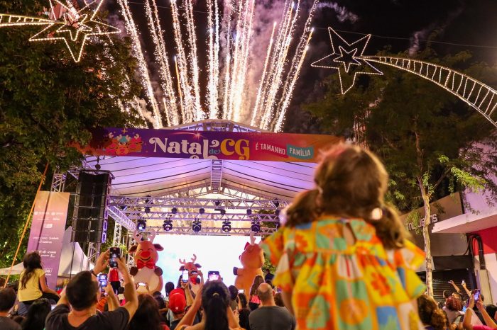 Milhares de pessoas se reúnem na 14 de Julho para receber Família Rena e assistir a tradicional Parada Natalina