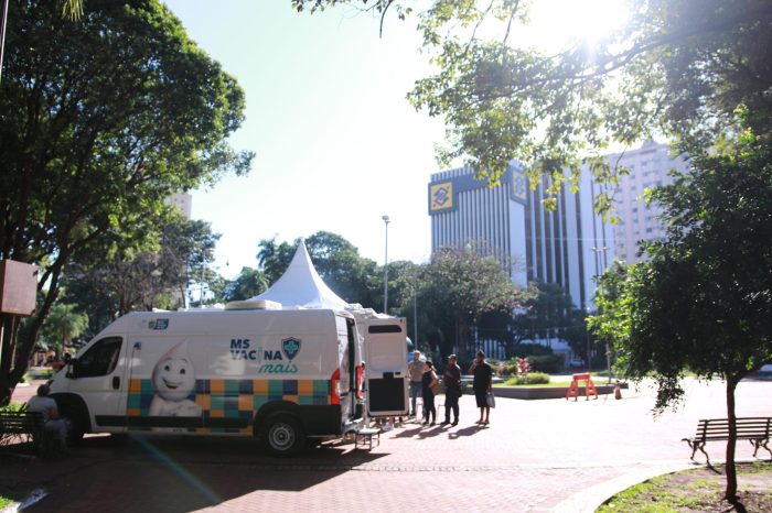 Praça Ary Coelho virou ponto central da vacinação no Dia D na capital