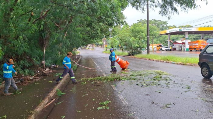 PrefCG mobiliza frentes de trabalho durante chuva intensa na capital