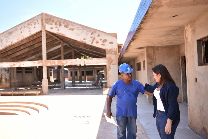 Prefeita Adriane acompanha progresso de obras, com foco em melhorias na educação, infraestrutura e lazer