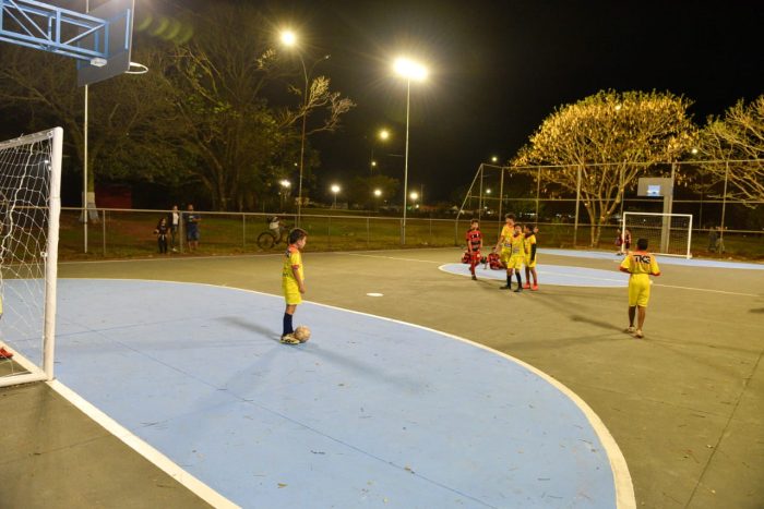 Prefeitura entrega revitalização da iluminação da quadra na Praça da Mata do Jacinto