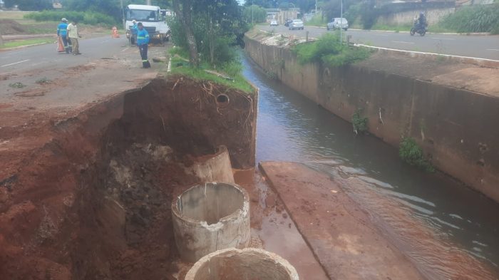 Prefeitura inicia recuperação do canal do córrego Segredo