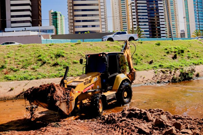 Prefeitura intensifica ações de prevenção para o período chuvoso com limpeza de córregos e manutenção urbana