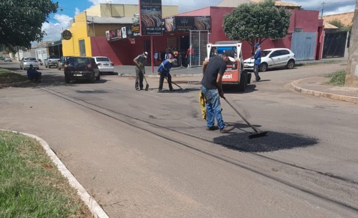 Prefeitura intensifica força-tarefa e retoma tapa-buracos no feriado, aproveitando trégua da chuva