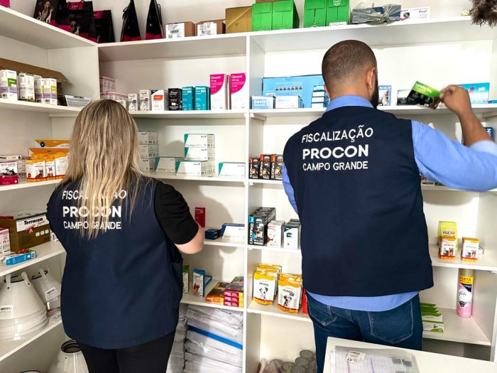 Procon autua clínica veterinária por posse de medicamentos vencidos em Campo Grande