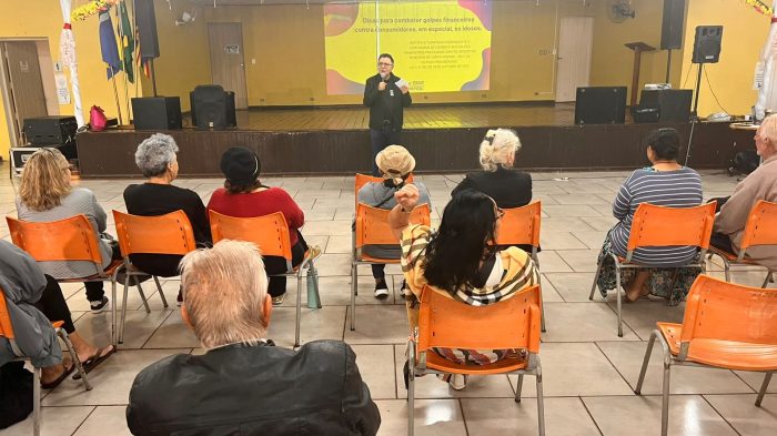 Procon municipal realiza ação em comunidade contra golpes financeiros