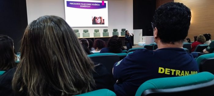 Programa Mulher Segura da PMMS aborda violência de gênero e divulga canais de denúncia aos servidores do Detran-MS