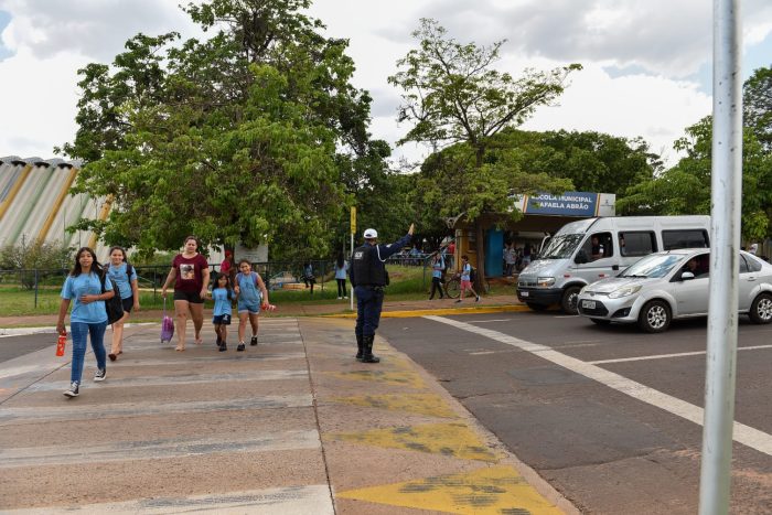 Programa Travessia Segura garante presença da GCM nas entradas e saídas das escolas municipais de Campo Grande