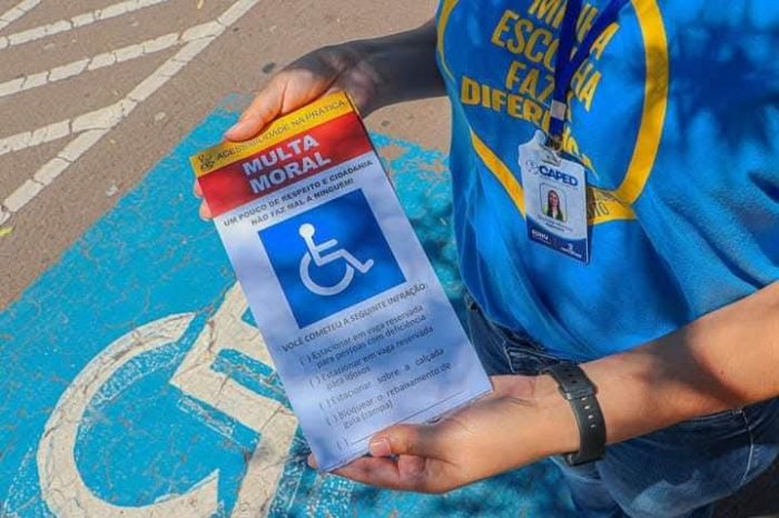 SAS realiza blitz educativa em shopping para conscientizar sobre uso de vagas para pessoas com deficiência