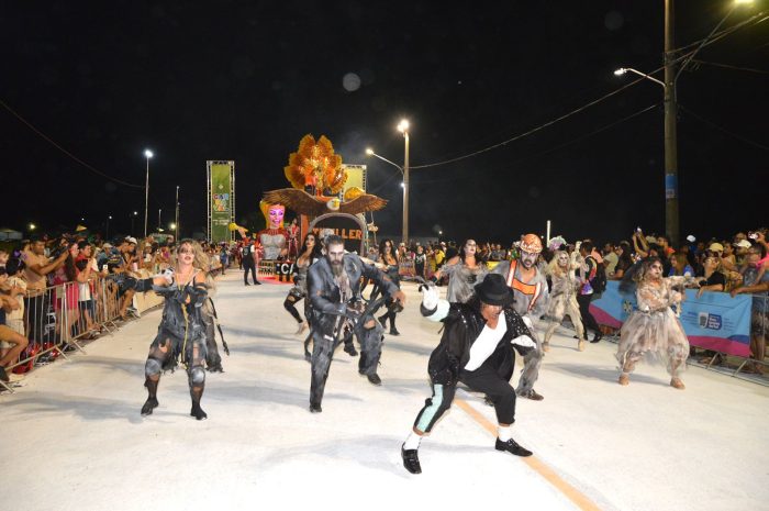 Segundo dia de desfile leva 20 mil pessoas para Praça do Papa