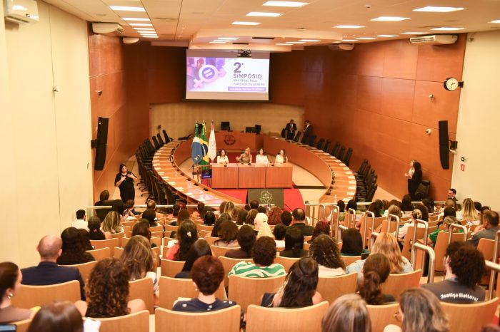 Simpósio debate violência política contra mulheres